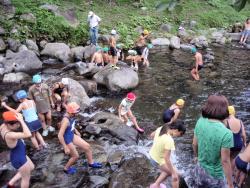 午後の川遊び