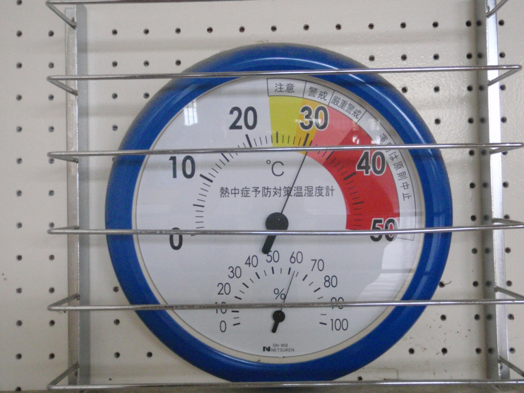 体育館の温度計